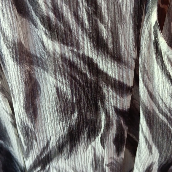 Talbots sleeveless B/W sheer sleeveless silk shell, like new, size 14 petite - Picture 4 of 5